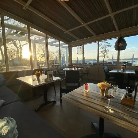 In Bester Lage - Dachterrasse Mit Meerblick - Grosser Eingezaeunter Garten - Kinderfreundlich - Hunde Inklusive - 4 Sterne - Direkt Am - Pool Inklusive *